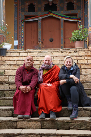 Mit Hauptmönch Dorji Tshering am Druk Wangditse Lhakhang Tempel, Thimphu, Bhutan