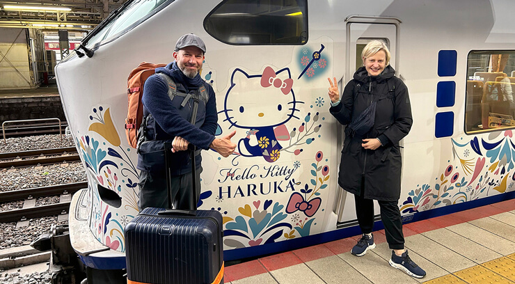 Das Reisen durch Japan erfolgte auch mit dem „Hello Kitty“-Haruka-Zug.